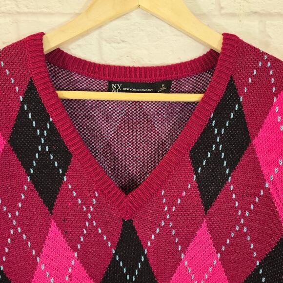 M New York & Company Essential V-Neck Sweater Magenta Pink Argyle Size M Preppy - Picture 2 of 8